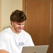 Sepp aan het werk achter zijn laptop